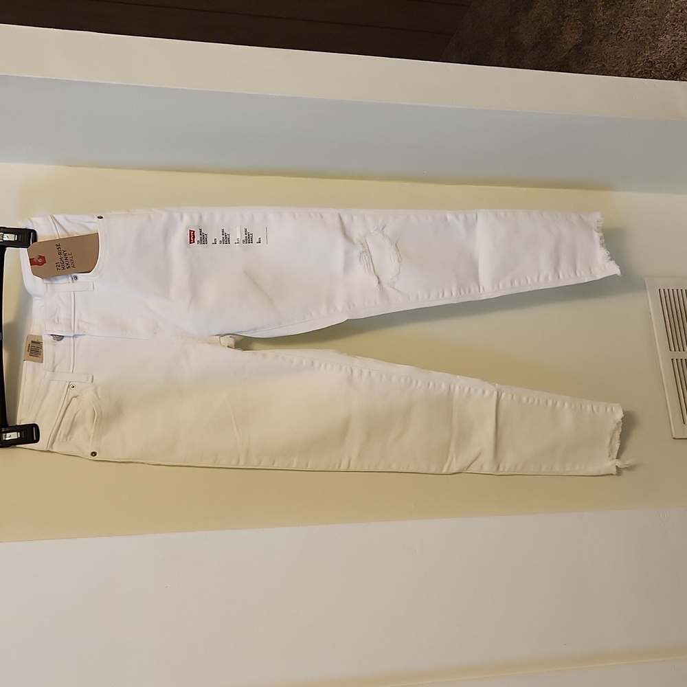 White Levi's size 0 w25